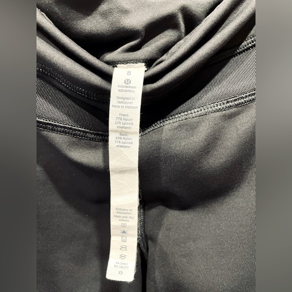 Lululemon Athletica black leggings with mesh details and zipper pockets - Picture 10 of 10